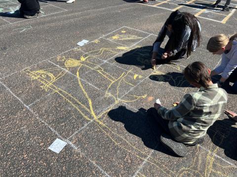 Students drawing George Washington