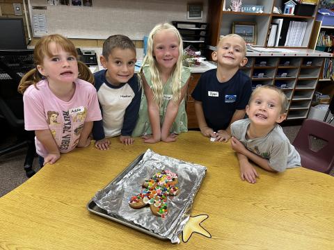 Students with gingerbread man 