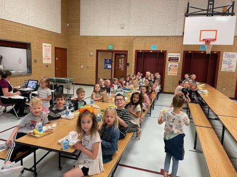Kindergarten practices school lunch